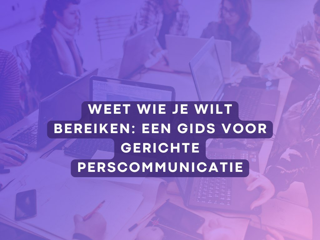Team achter laptops aan een tafel, artikel over gerichte perscommunicatie