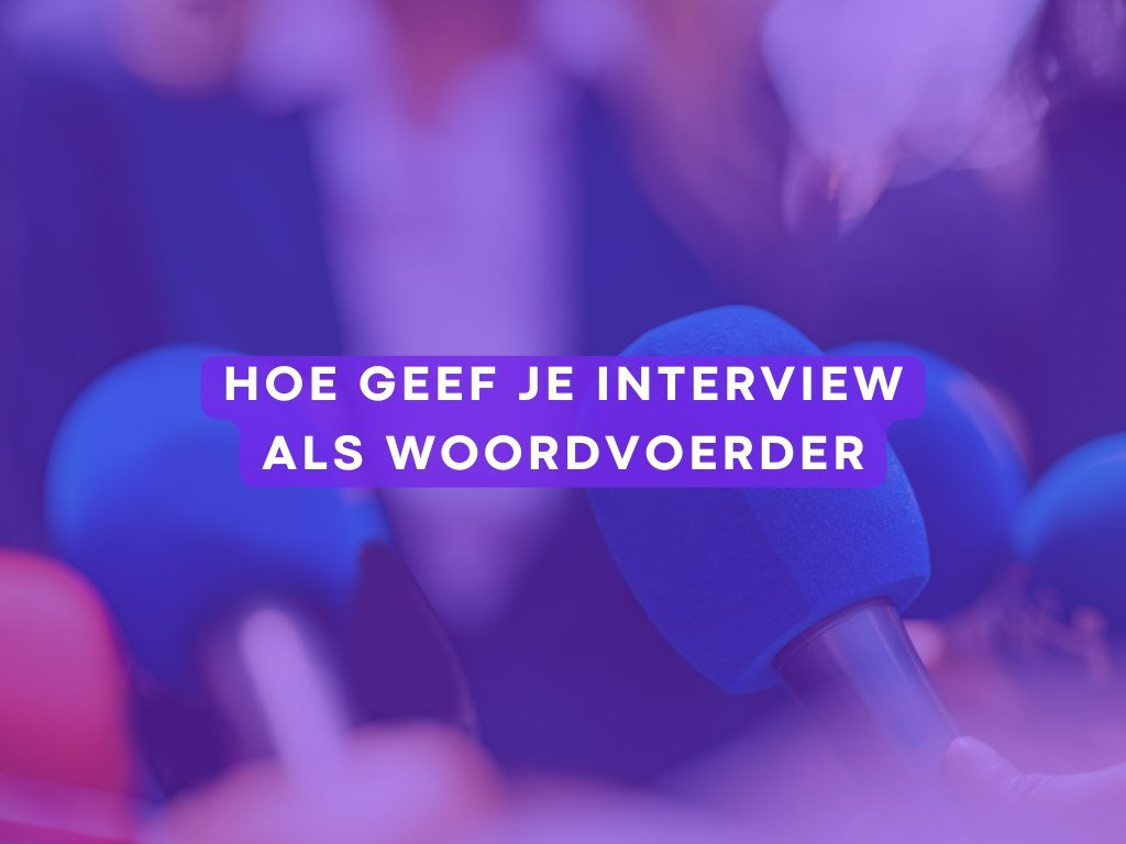 Blauwe microfoons voor een spreker, artikel over interviews geven als woordvoerder