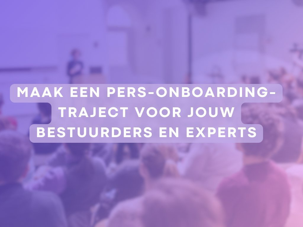 Zaal met publiek en spreker, artikel over een pers-onboardingtraject voor bestuurders