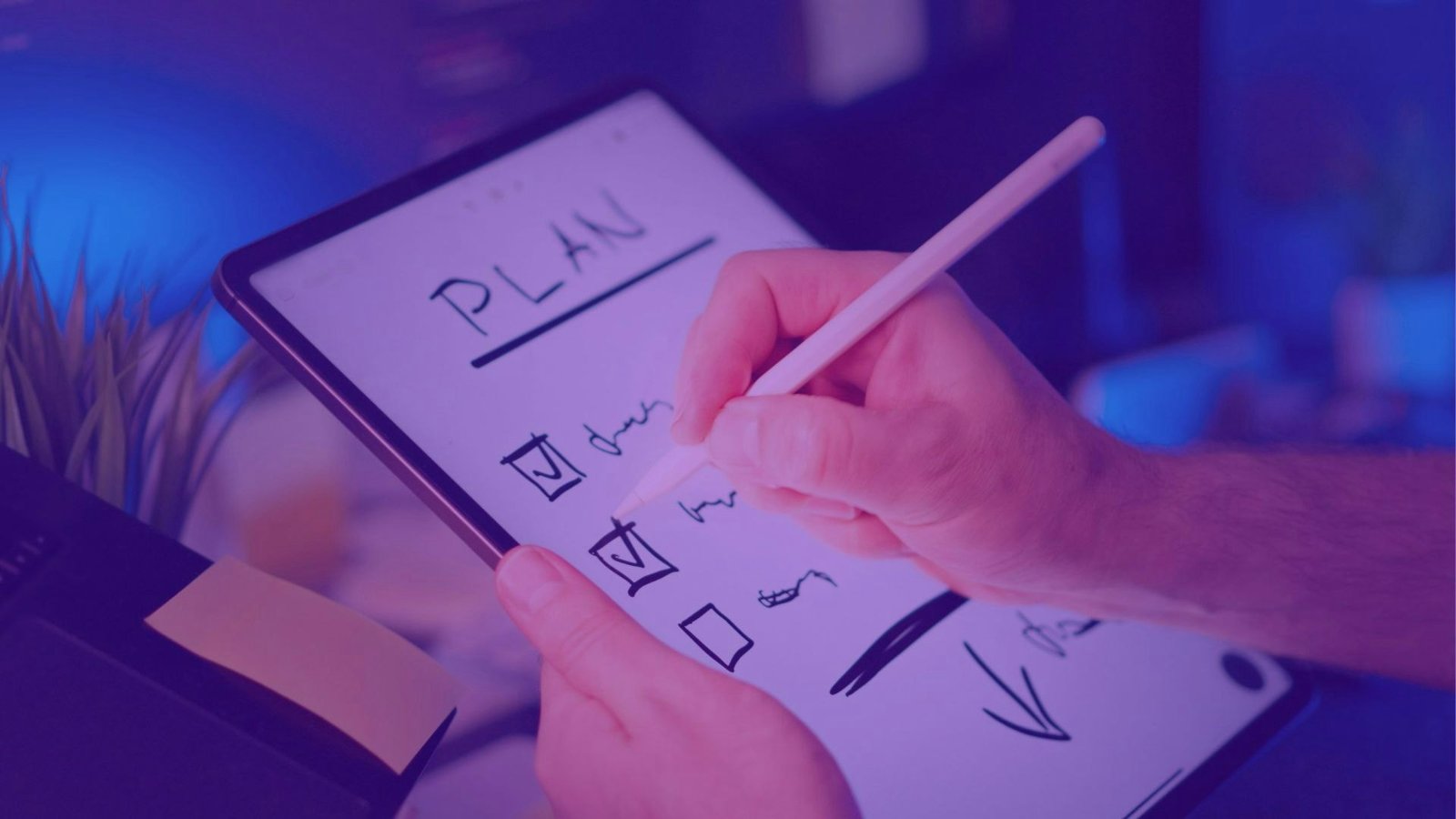 Tablet met een afgevinkt plan, artikel over het wapenarsenaal van de woordvoerder