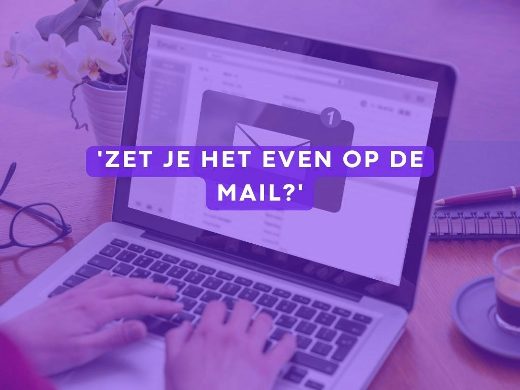 Handen typen op een laptop met een mailmelding, artikel over persvragen per mail of telefoon