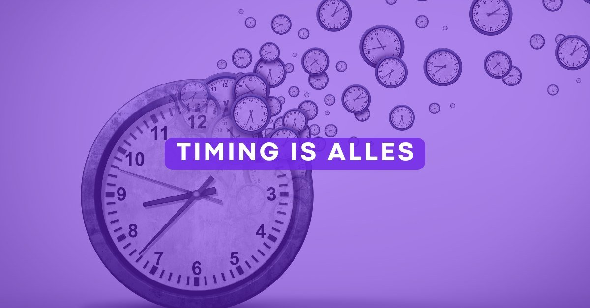 Klok met uitwaaierende kleine klokjes, artikel over timing in perscommunicatie